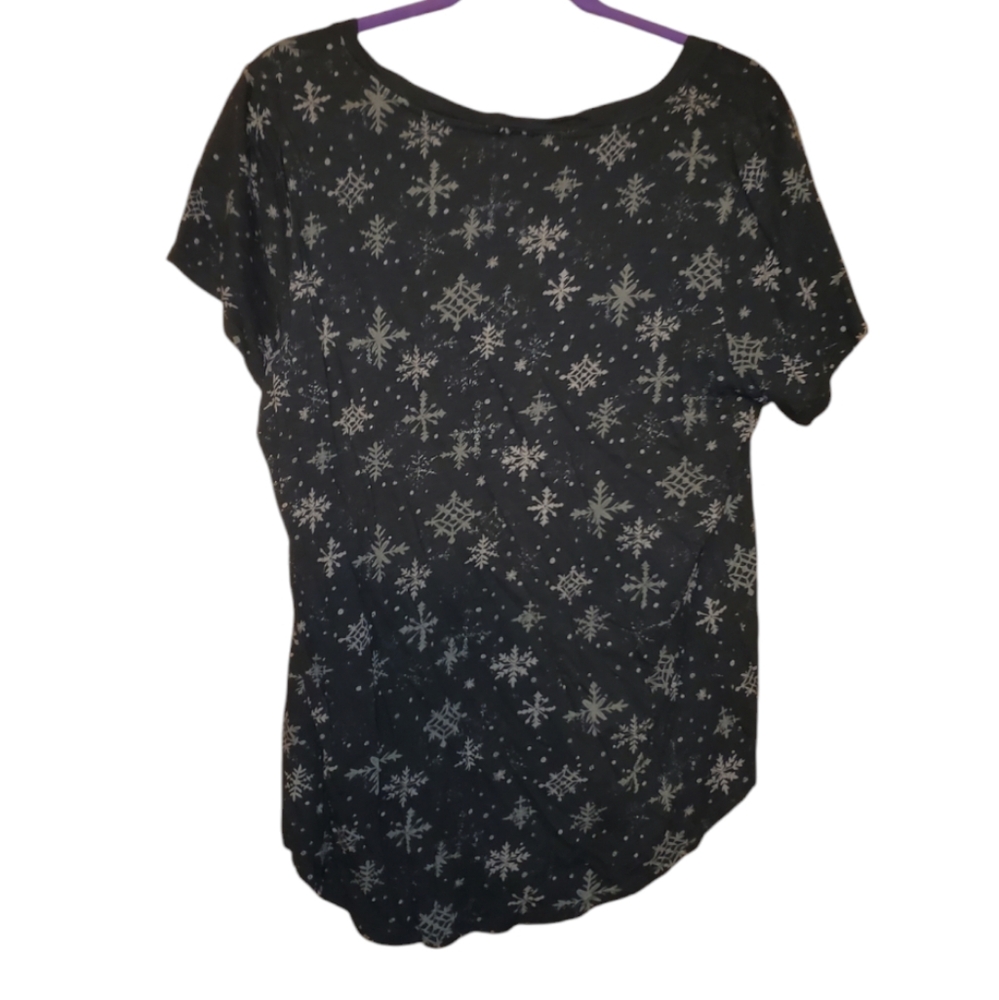 Torrid Snowflake Tee - Picture 2 of 4
